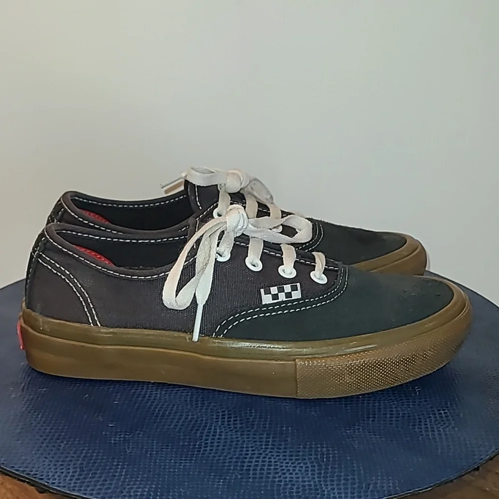 VANS Black Raven Gum Bottom Suede Women's Sneakers sz. 7. (#1559)